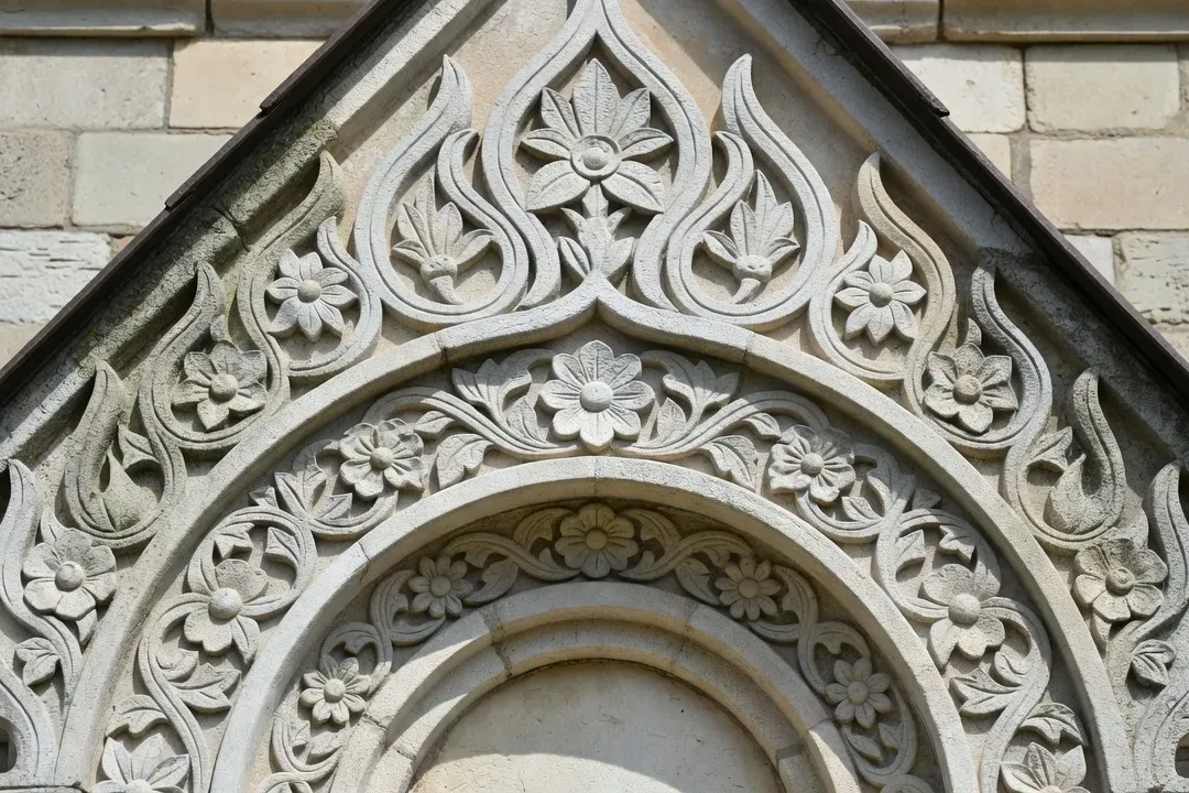 D&eacute;tail d'un kokochnik, &eacute;l&eacute;ment architectural russe, pierre sculpt&eacute;e, ornement en forme d'arc