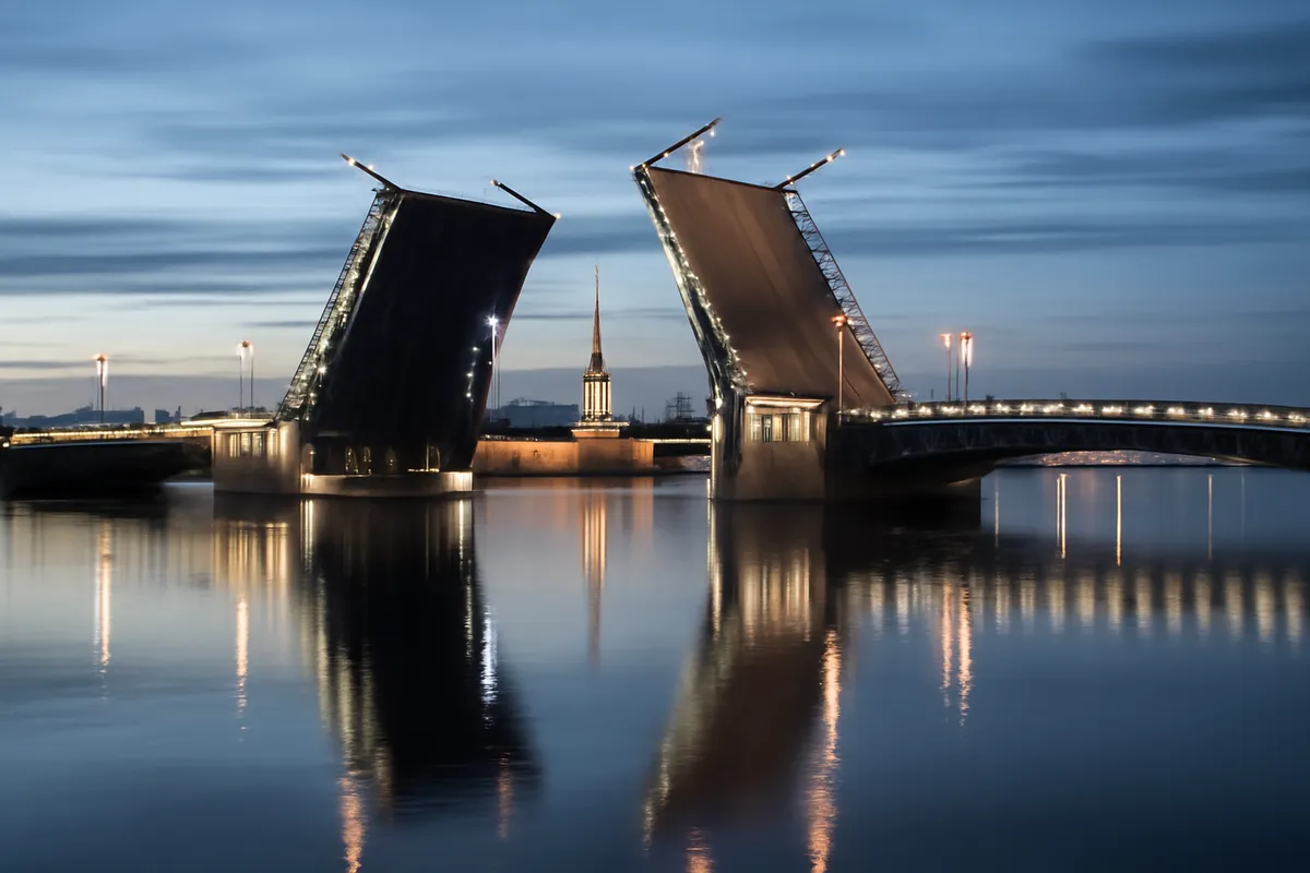 Pont levant sur la Neva sous un ciel nocturne clair, reflets dans l'eau calme et flèche de l'Amirauté au centre