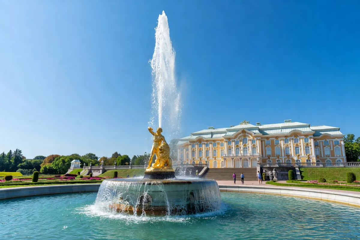Fontaine Samson de Peterhof : jet d'eau central, statue dorée de l'homme et du lion et Grand Palais en arrière-plan