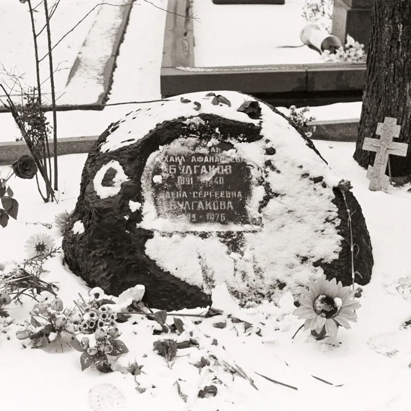 Tombe de Mikhaïl Boulgakov au cimetière de Novodiévitchi à Moscou, surmontée de l'ancien Golgotha de Gogol
