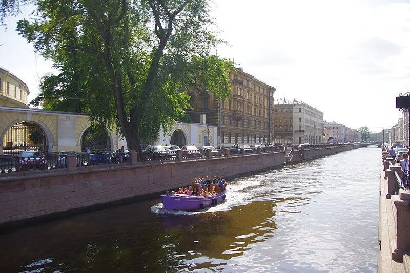 Le canal Griboïedov a Saint-Pétersbourg, borde d'immeubles historiques aux facades colorees