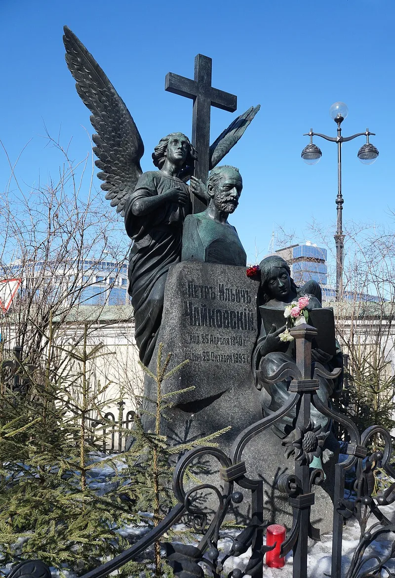 Tombe de Piotr Ilitch Tcha&iuml;kovski au cimeti&egrave;re Tikhvine de Saint-P&eacute;tersbourg, monument fun&eacute;raire orn&eacute; d'un ange