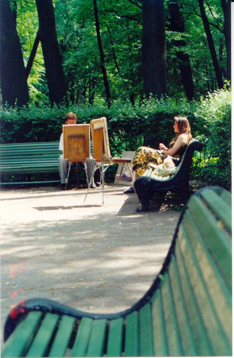 Enfants jouant dans un jardin public de Saint-Pétersbourg, scène de vie quotidienne
