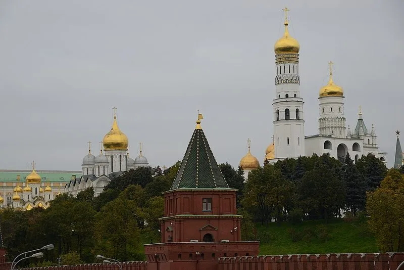 La Place des Cath&eacute;drales du Kremlin de Moscou avec la cath&eacute;drale de l'Assomption et le clocher d'Ivan le Grand