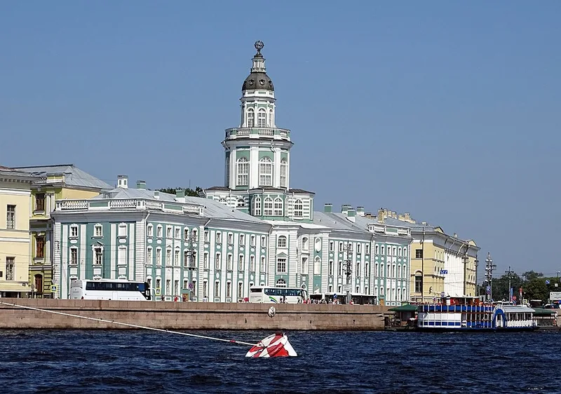 La Kunstkamera de Saint-Pétersbourg sur l'île Vassilievski, premier musée de Russie fondé par Pierre le Grand en 1714