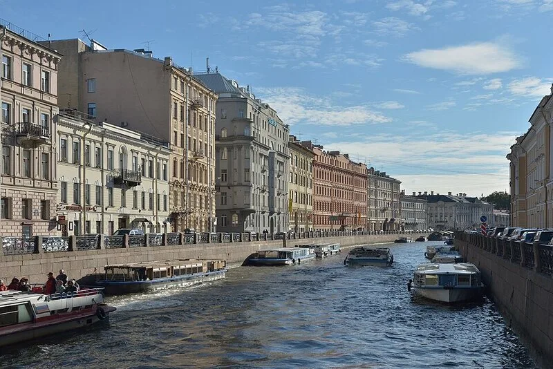 La riviere Moika a Saint-Pétersbourg, vue depuis le pont Pevtcheski avec les quais bordes de palais