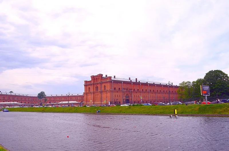 Façade du musée de l'Artillerie dans l'arsenal Kronwerk à Saint-Pétersbourg