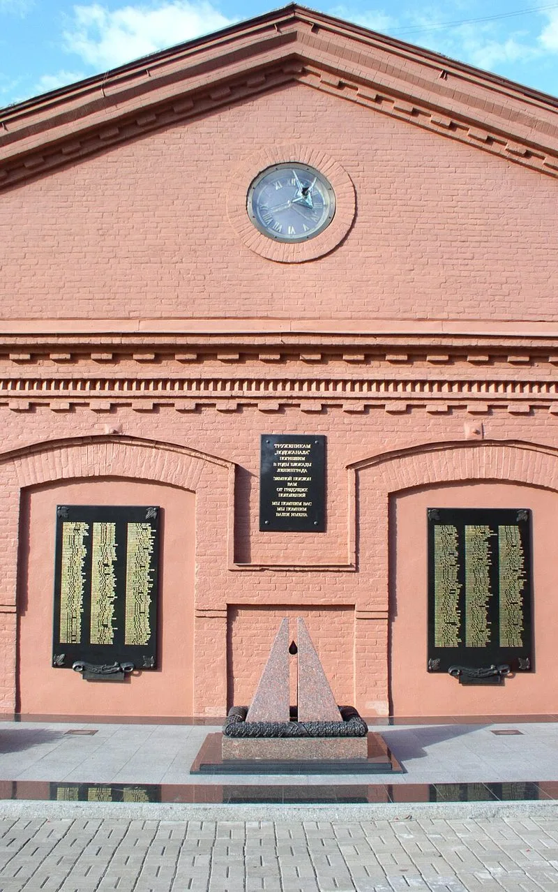 Tour d'eau de Chernychev abritant le Musée de l'eau Vodokanal à Saint-Pétersbourg, bâtiment en brique rouge des années 1860