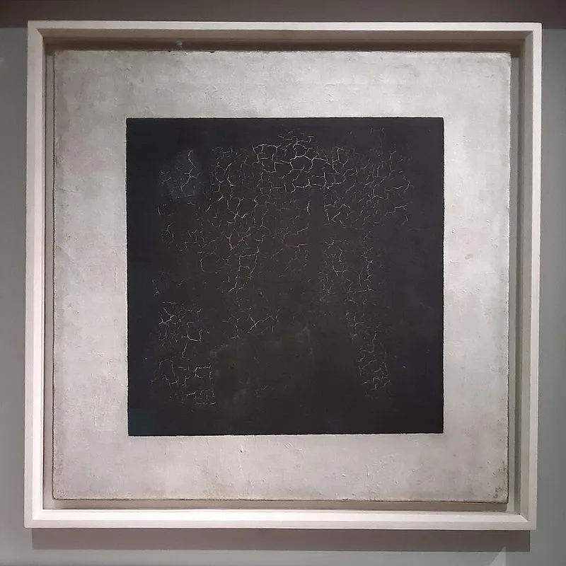 Salle d'art avant-garde au Musée Russe de Saint-Pétersbourg, avec des œuvres de Malevitch et de l'école suprématiste