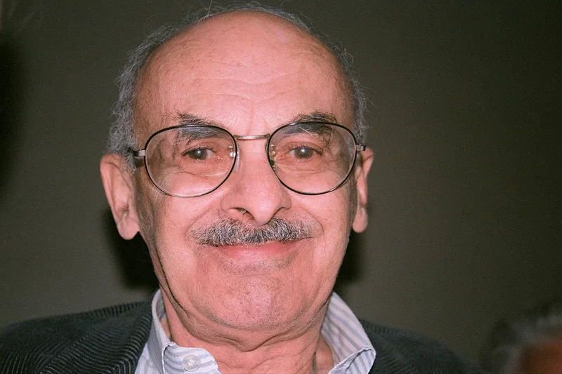 Boulat Okoudjava en concert, jouant de la guitare