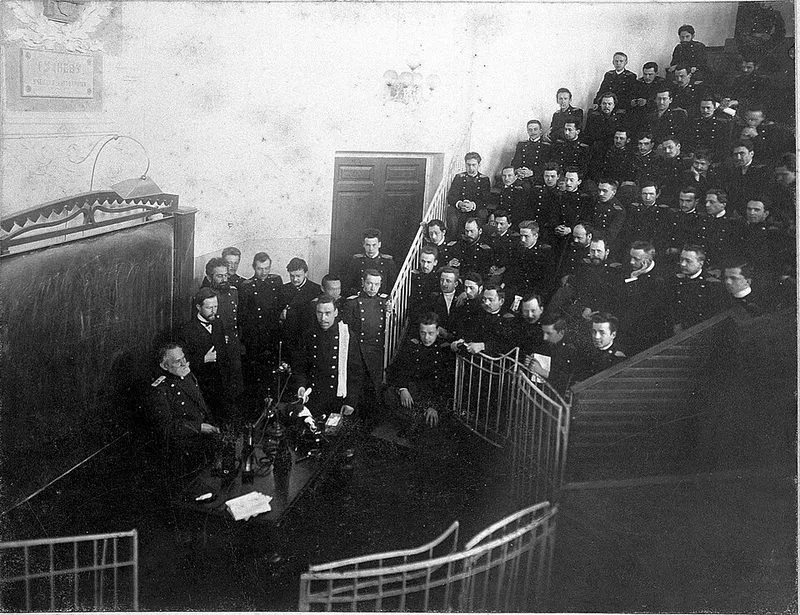 Ivan Pavlov présentant une expérience sur un chien dans l'amphithéâtre du laboratoire de physiologie de l'Académie militaire de médecine de Saint-Pétersbourg