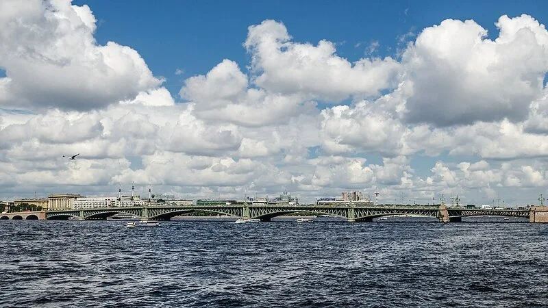 Le pont de la Trinité a Saint-Pétersbourg enjambant la Neva, avec vue sur la forteresse Pierre-et-Paul
