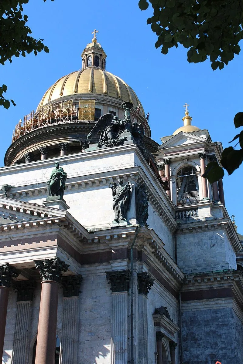 Cathédrale Saint-Isaac de Saint-Pétersbourg, vue extérieure montrant le dôme doré et les colonnes monumentales de granit rouge