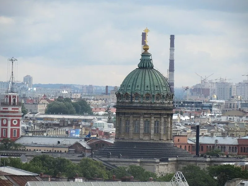 Panorama de Saint-Pétersbourg vu depuis la colonnade de la cathédrale Saint-Isaac, avec la Neva, le Palais d'Hiver et la forteresse Pierre-et-Paul