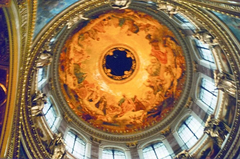 Intérieur du dôme de la cathédrale Saint-Isaac de Saint-Pétersbourg, fresque de Karl Brioullov représentant la Vierge en Majesté