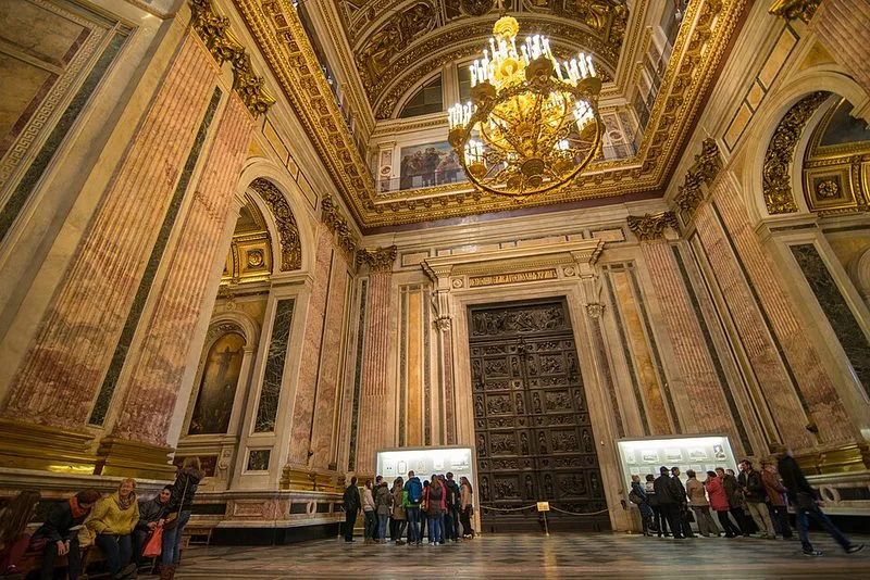 Colonnes de malachite verte de l'iconostase de la cathédrale Saint-Isaac, hautes de 10 mètres, encadrant les icônes dorées