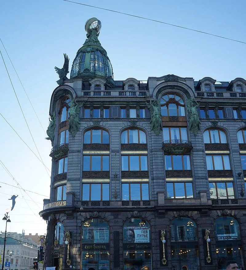 Vue de la Maison Singer depuis la perspective Nevski à Saint-Pétersbourg, avec la cathédrale de Kazan