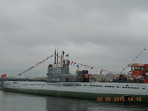 Vue extérieure du sous-marin S-189, musée naval de Saint-Pétersbourg