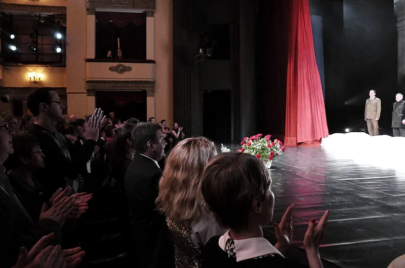 Sc&egrave;ne de th&eacute;&acirc;tre russe avec d&eacute;cor classique, mise en sc&egrave;ne du r&eacute;pertoire dramatique de Saint-P&eacute;tersbourg