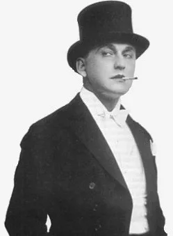 Alexandre Vertinski en costume de Pierrot, maquillage blanc et gestuelle théâtrale caractéristique sur scène