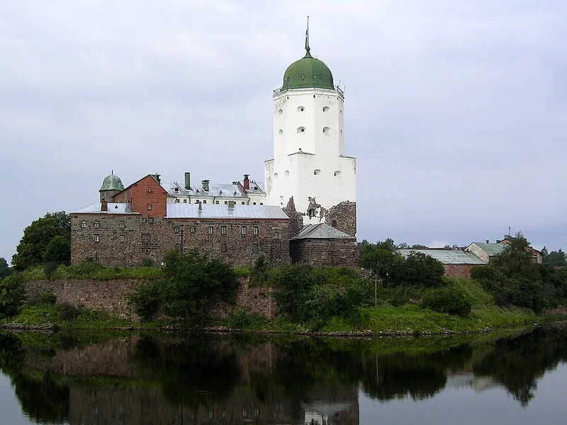 Ch&acirc;teau m&eacute;di&eacute;val de Vyborg avec la tour Saint-Olaf