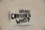 Qui contrôle qui ?
