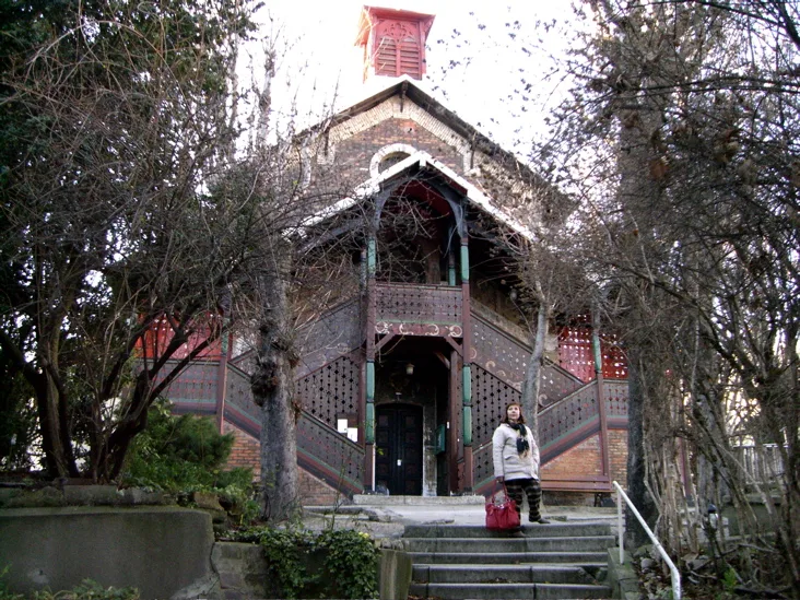 &Eacute;glise Saint-Serge de Radon&egrave;ge, fa&ccedil;ade et coupole dor&eacute;e, 93 rue de Crim&eacute;e &agrave; Paris