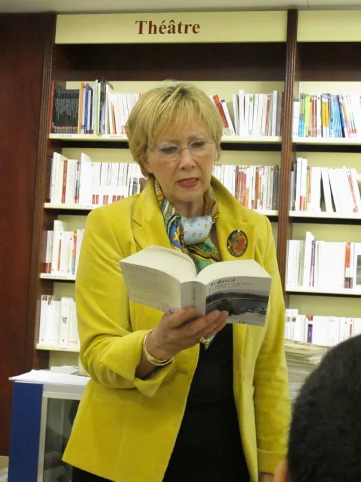 Anne Lefol lisant des extraits de Guerre et Paix de Tolsto&iuml; lors de la c&eacute;r&eacute;monie &agrave; Dijon en 2010