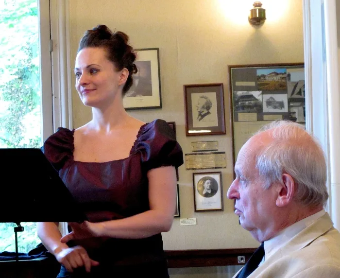 Agnieszka Lucya, mezzo-soprano, interpr&eacute;tant un lied de Schumann &agrave; la datcha de Tourgu&eacute;niev