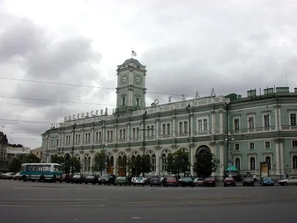 Gare de Moscou (Moskovski vokzal) &agrave; Saint-P&eacute;tersbourg, terminus du chemin de fer Nikola&iuml;evski