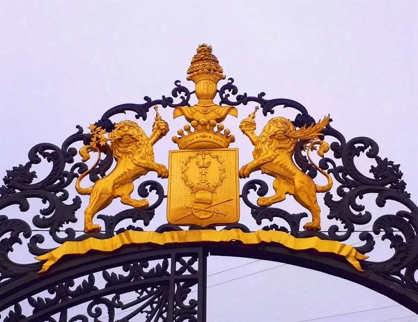 Armoiries des comtes Cheremetiev sur la grille en fer forg&eacute; du palais, quai de la Fontanka