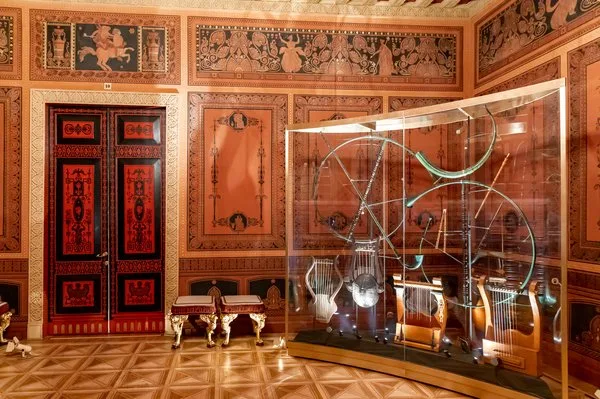 Collection d'instruments de musique historiques dans le palais Cheremetiev &agrave; Saint-P&eacute;tersbourg
