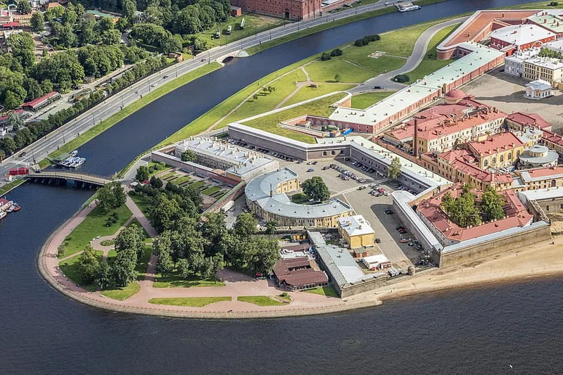 Forteresse Pierre-et-Paul et sa fl&egrave;che dor&eacute;e vue depuis la N&eacute;va