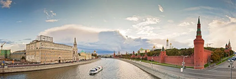 Vue panoramique du Kremlin de Moscou depuis la Moskova