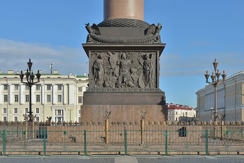 La colonne Alexandre sur la place du Palais à Saint-Pétersbourg, conçue par Montferrand