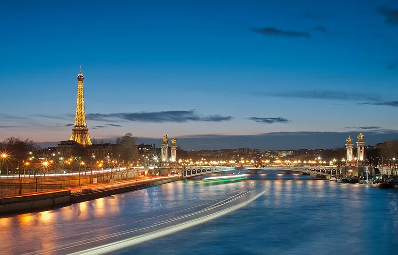 Le pont Alexandre III à Paris avec ses candélabres dorés