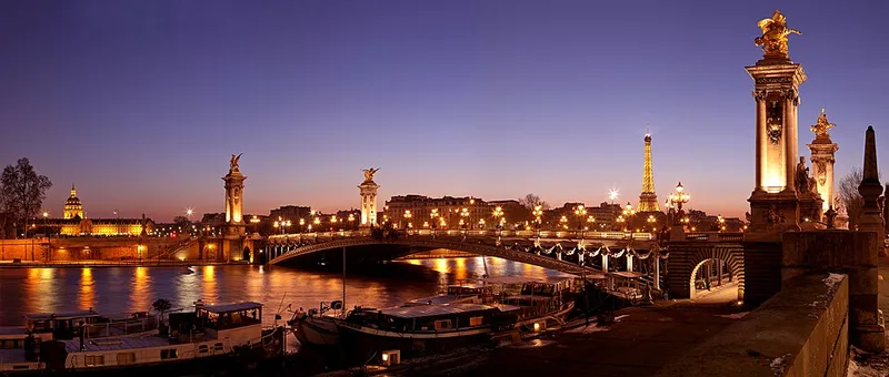 Vue générale du pont Alexandre III à Paris avec ses candélabres dorés