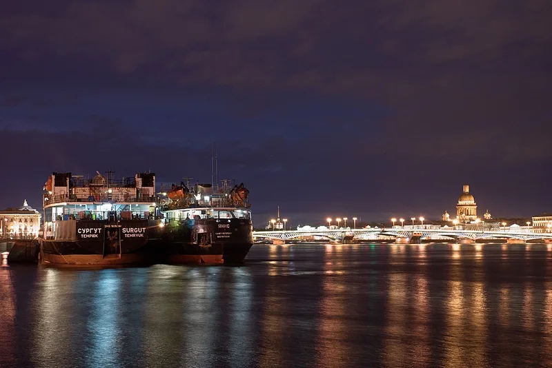 Panorama de Saint-P&eacute;tersbourg depuis la Neva avec la cath&eacute;drale Saint-Isaac